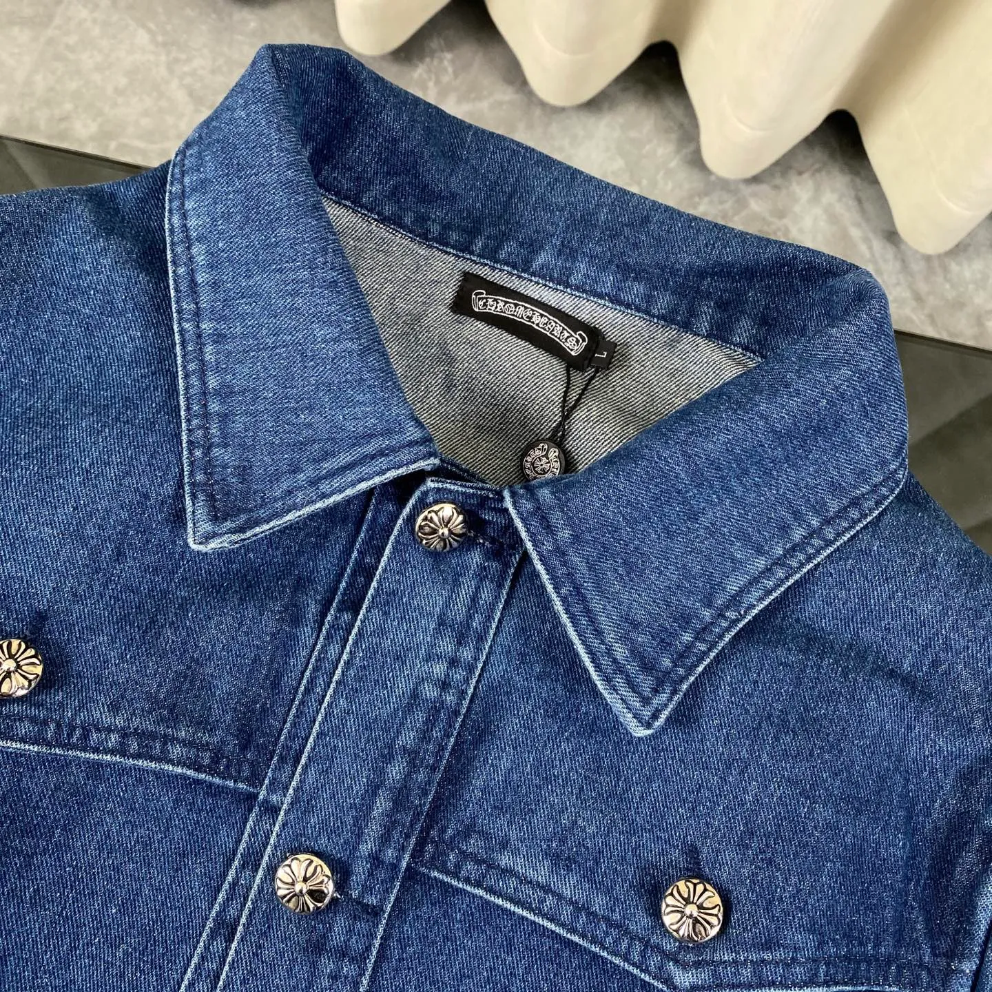 🅿️360 Chromehearts Chromehearts Flame Arms Red Flame Spliced ​​Leather Vine Denim Jacket, the same style as the star, multi-material leather cross, leather embroidery denim jacket, cabinet price N➕ level, patchwork cross flower embellishment, washed denim! !   Absolutely high-end luxury products, 2W-level god-level single products, super popular products, made by top heavy industry, a magic weapon that cannot be missed to hit the streets!  Color: washed blue Size: M-XL